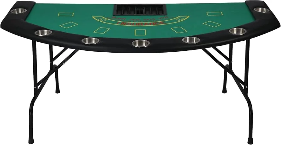 Mesa de blackjack profesional con cartas y fichas de casino